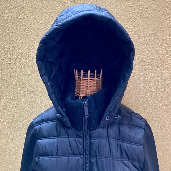 Calvin Klein black ‘Performance’ hooded puffer (S) - Picture 4 of 10